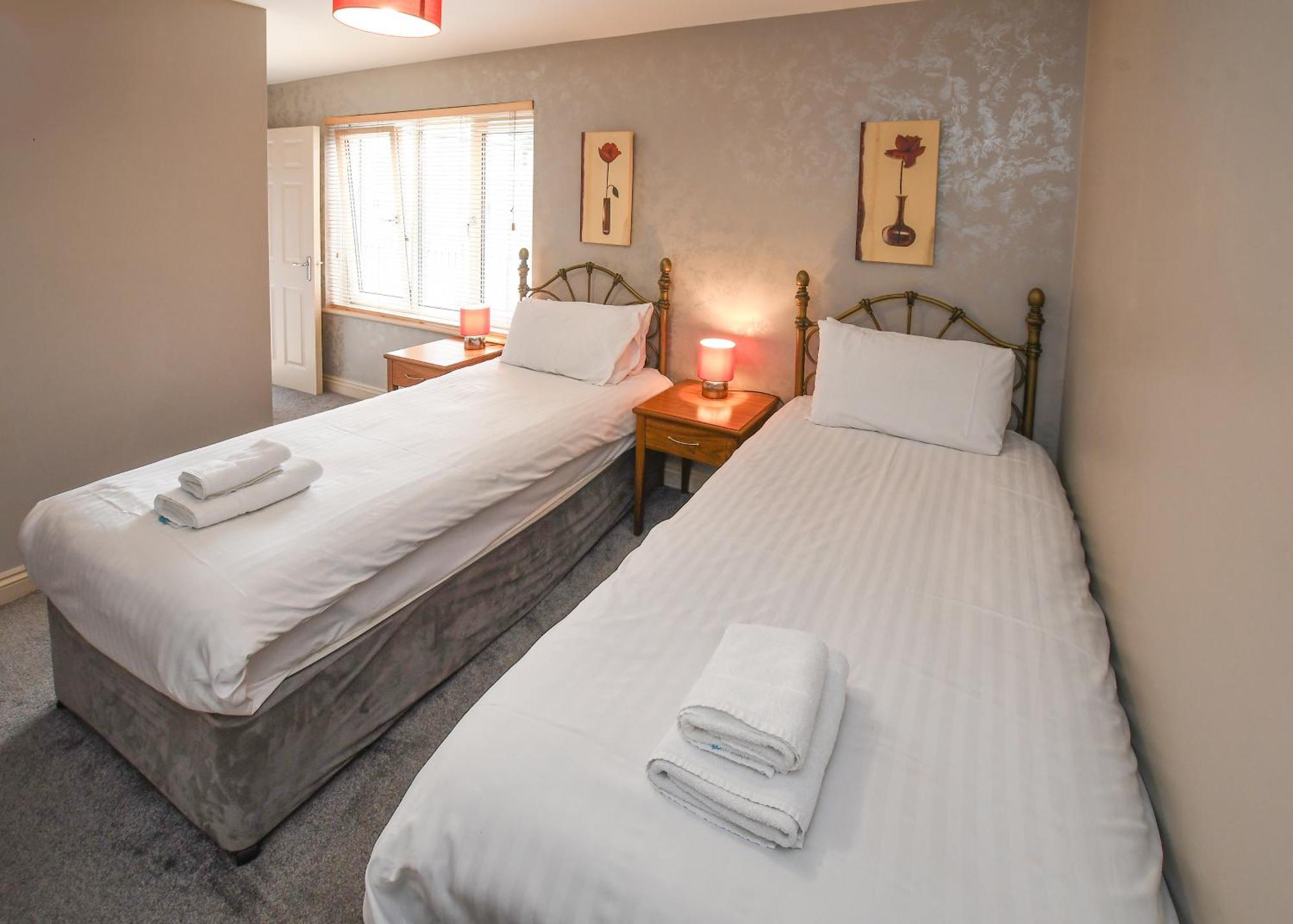 The Queens Hotel & Victoria Cloisters Apartments — Photos 1